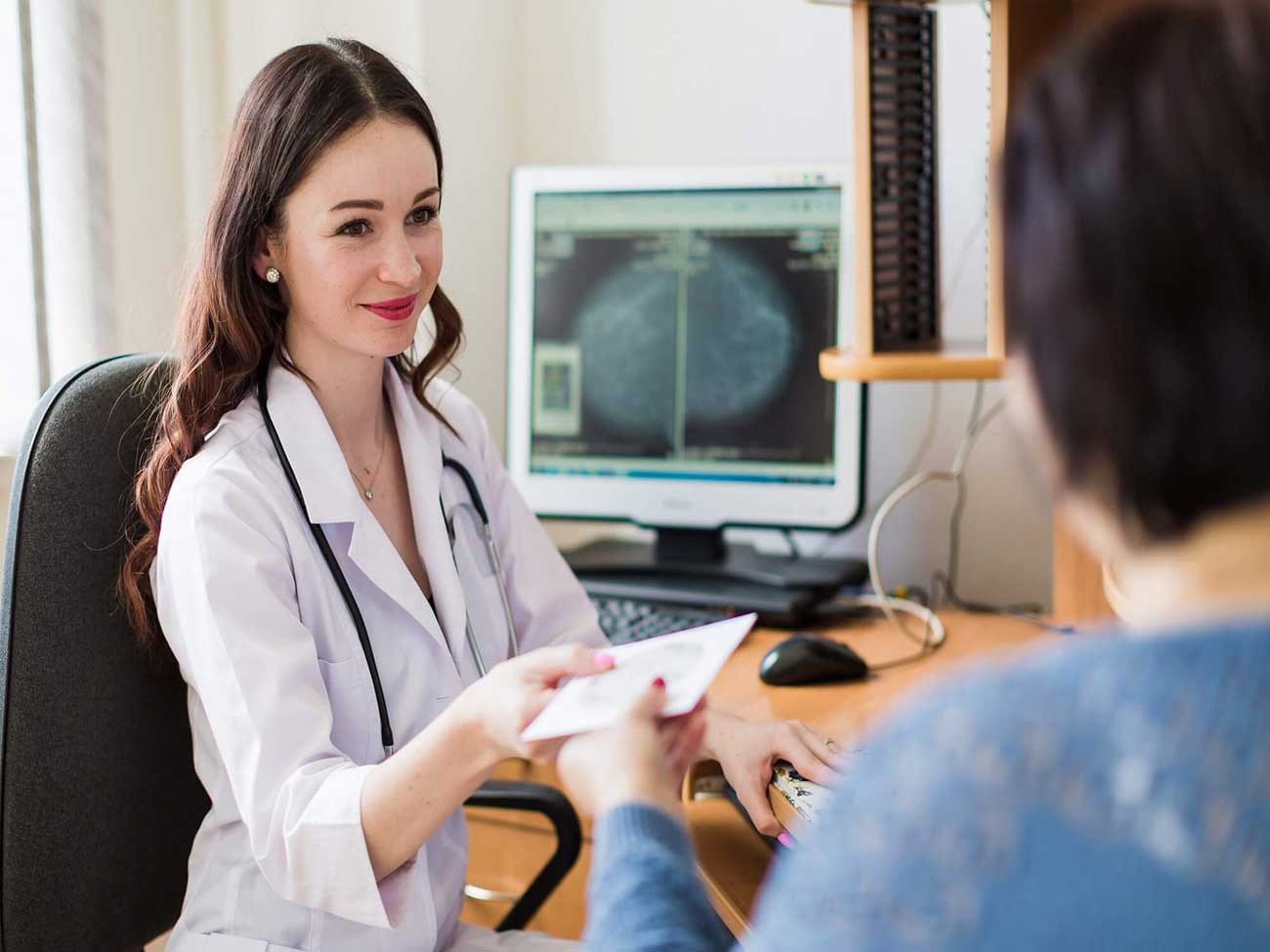 دقت بالا از مزایای سونوگرافی تشخیص سرطان سینه است